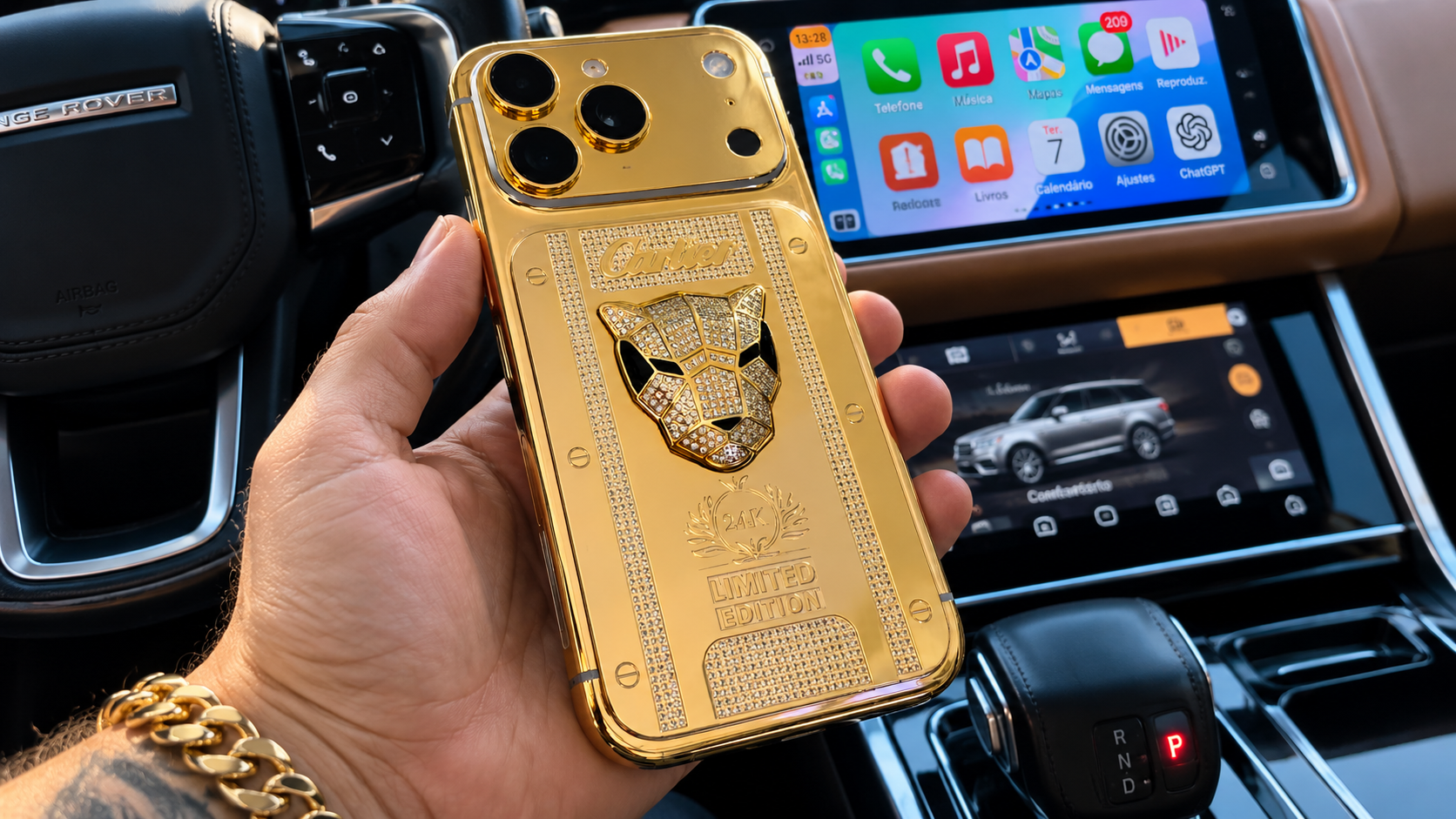 iPhone 17 Pro Max 256GB Cartier 24K Edition — em contexto