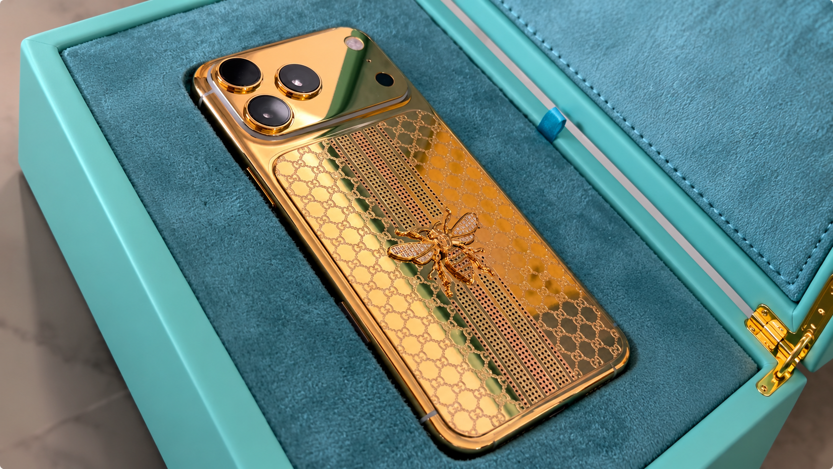 iPhone 17 Pro Max 256GB Gucci Edition — em contexto