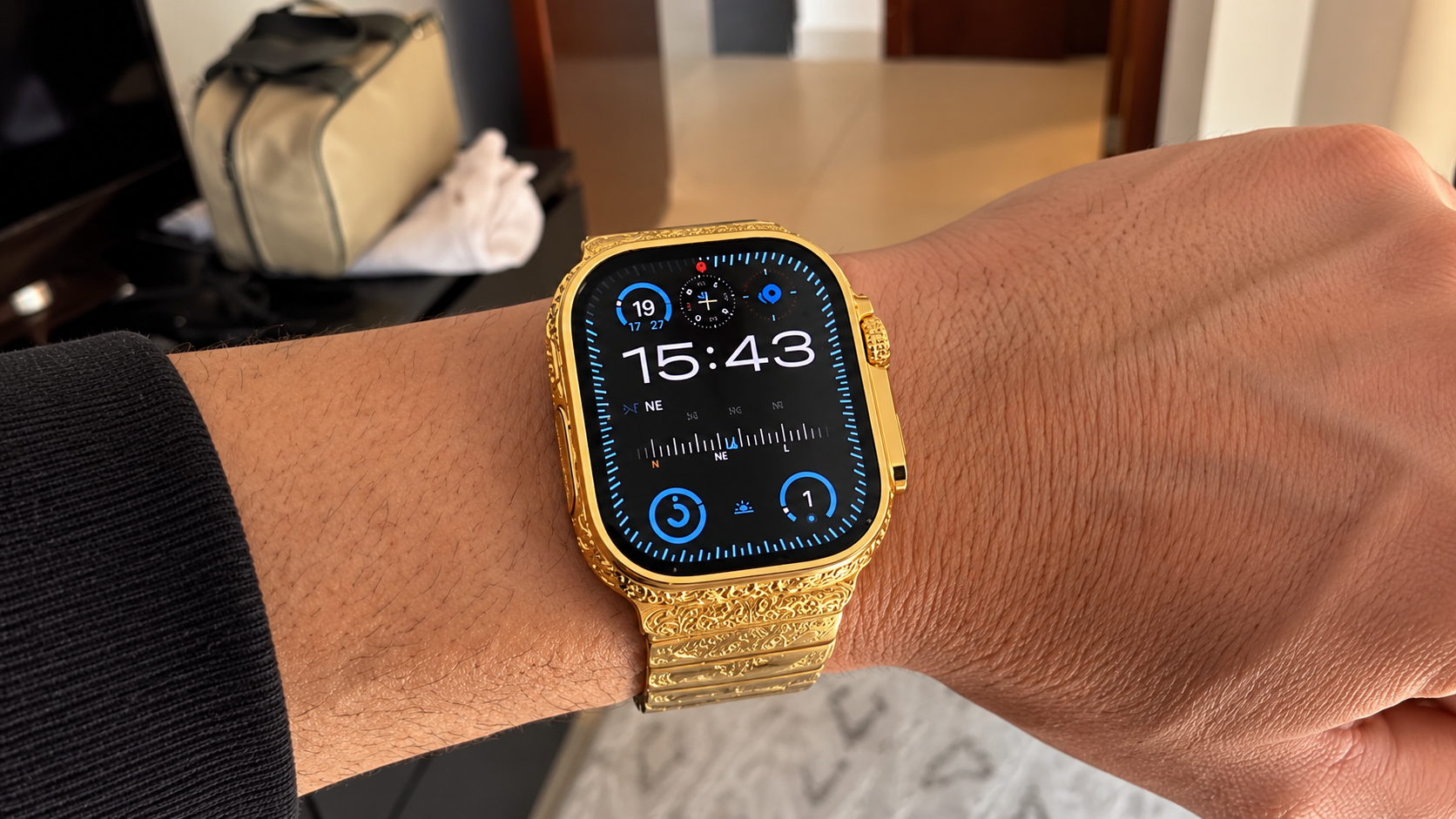 Apple Watch Ultra 3 24K Edition — em contexto